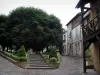 Bergerac - Place de la Myrpe avec ses arbres et ses maisons, dans la vallée de la Dordogne