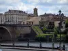 Bergerac - Lampadaire en premier plan avec vue sur rivière (la Dordogne), pont et maisons, dans la vallée de la Dordogne