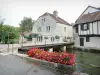 Bèze - Vecchio granaio e casa a graticcio sull'acqua e ponte fiorito sul fiume Bèze
