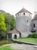 Bèze - Lavatoio delle monache e torre Oysel, resto delle fortificazioni dell'antica abbazia, sulle rive del fiume Bèze