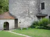Bèze - Il lavatoio delle suore e la torre Oysel, resti delle fortificazioni dell'antica abbazia