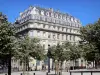 Bordeaux - Tilleuls des allées de Tourny et façade de l'hôtel Gobineau