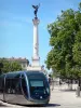 Bordeaux - Tramway de Bordeaux en premier plan et colonne du monument aux Girondins surmontée d'une statue de la Liberté