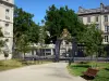 Bordeaux - Grilles du jardin public et façades de la ville