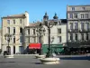 Bordeaux - Façades de maisons, lampadaires et terrasse de café de la place Canteloup