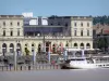 Bordeaux - Quartier de La Bastide : ancienne gare d'Orléans abritant un complexe de cinéma, quai des Queyries et péniche de croisière amarrée