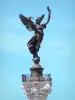 Bordeaux - Statue en bronze de la Liberté brisant ses chaînes au sommet de la colonne du monument aux Girondins