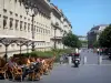 Bordeaux - Terrasse de café et façades du cours du Chapeau Rouge