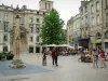 Bordeaux - Croix place Saint-Projet, terrasse de café et façades de la vieille ville
