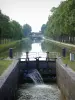 Burgund-Kanal - Chailly-Schleuse Nr. 7 und von Bäumen gesäumter Kanal