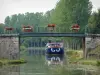 Burgund-Kanal - Blumengeschmückte Brücke überspannt den Kanal und festgemachten Lastkahn