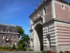 Cambrai - Puerta de Notre Dame, la casa y flores