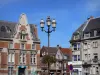 Cambrai - Farola decorado con flores y casas en la ciudad