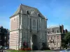 Cambrai - Notre Dame de puertas, casas y flores