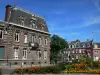 Cambrai - Macizos de flores y casas de la ciudad