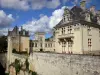 Castillo de Brézé - Castillo renacentista, fosos secos, las nubes en el cielo azul