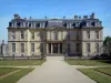 Champs-sur-Marne城堡 - 经典风格的城堡立面和草坪车道