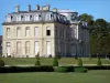 Champs-sur-Marne城堡 - 古典风格的城堡门面和公园草坪