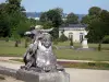 Champs-sur-Marne城堡 - 城堡公园：狮身人面像在前景，花坛，草坪，灌木，橘园和树木的雕像