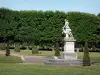 Champs-sur-Marne城堡 - 城堡公园：雕像，草坪，灌木和树木