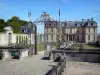Champs-sur-Marne城堡 - 在背景中入古典样式城堡门和门面