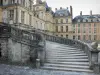 Château de Fontainebleau - Escalier en fer à cheval dans la cour du Cheval Blanc (cour des Adieux) et façade du palais de Fontainebleau