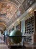 Château de Fontainebleau - Intérieur du palais de Fontainebleau : Grands Appartements : galerie de Diane (bibliothèque) et son globe terrestre