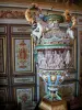 Château de Fontainebleau - Intérieur du palais de Fontainebleau : Grands Appartements : salle des gardes et son vase de la Renaissance en porcelaine de Sèvres