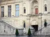 Château de Fontainebleau - Palais de Fontainebleau : cour de la Fontaine : aile de la Belle Cheminée et ses deux escaliers à rampe droite