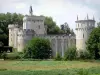 Château-Guillaume - Fortaleza medieval, rodeado de árboles en la ciudad de Lignac, en el valle de la Allemette, en el Parque Natural Regional de la Brenne