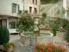 Châteaudouble - Fiori piccola piazza con fontana, fiori (gerani) e le case del villaggio