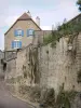 Châteauvillain - Casa in pietra e le fortificazioni della città medievale