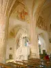 Chiesa di Vault-de-Lugny - All'interno della chiesa di Saint-Germain: navata, pulpito in stile neogotico e pitture murali raffiguranti scene della Passione di Cristo