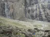 Circo de Gavarnie - Paredes rochosas do circo natural formando uma muralha (muralha), grande cachoeira, rochedos e caminho, emprestados pelos caminhantes, levando ao pé da cachoeira; no Parque Nacional dos Pirenéus