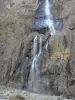 Circo de Gavarnie - Grande cachoeira, parede de pedra do circo natural e caminhantes ao pé da cachoeira; no Parque Nacional dos Pirenéus