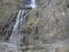 Circo de Gavarnie - Grande cachoeira e parede de pedra do circo; no Parque Nacional dos Pirenéus