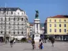 Clermont-Ferrand - Jaude piazza: statua equestre di Vercingetorige, negozi e facciate degli edifici