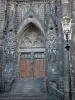 Clermont-Ferrand - Portale della Cattedrale di Nostra Signora dell'Assunzione di pietra lavica e gotico; lampione