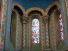 Clermont-Ferrand - All'interno della basilica romanica di Notre-Dame-du-Port: vetrate