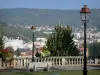 Clermont-Ferrand - Completo di luci di banco, di strada e fiori che si affacciano gli alberi e gli edifici della City Square