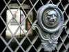 Clermont-Ferrand - Intagliato porta che si apre su un cortile nella Rue Pascal