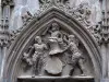 Clermont-Ferrand - Timpano intagliato del Savaron struttura che rappresenta tre uomini selvaggi che portano lo stemma di Savaron