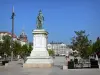 Clermont-Ferrand - Jaude piazza: statua del generale Desaix, piazza con alberi e gli edifici della città