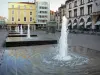 Clermont-Ferrand - Fontane di Place de Jaude, negozi e facciate di edifici