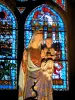 Clermont-Ferrand - All'interno della gotica Notre-Dame de l'Assomption: Madonna col Bambino e vetrate