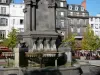 Clermont-Ferrand - Fontana in Place de la Victoire e facciate degli edifici