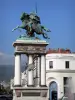 Clermont-Ferrand - Statua equestre di Vercingetorige si trova in Place de Jaude, getto d'acqua e le case