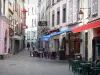 Clermont-Ferrand - Via nella città vecchia con i caffè all'aperto e facciate di edifici
