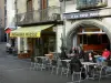 Clermont-Ferrand - Sidewalk Cafe, negozi e facciate di case nella città vecchia