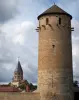 Cluny - Torre Rotonda e il campanile di acqua santa (resti della chiesa abbaziale di Saint-Pierre-et-Saint-Paul) in background